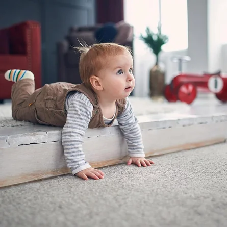 1 Jahre alten Jungen auf Boden zu Hause kriechen. - 1 Jahre alten Jungen auf Boden zu Hause kriechen.