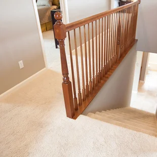 Treppe mit Teppichboden - Treppe mit Teppichboden