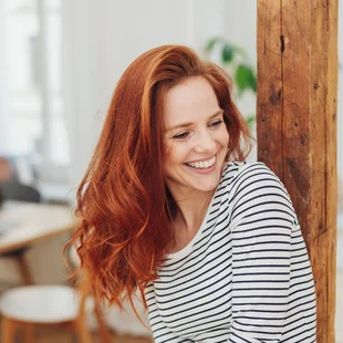 Lachen unbeschwerte junge Frau drinnen zu Hause - Lachen unbeschwerte junge Frau drinnen zu Hause