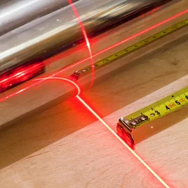Aufmass - Lasermessgerät und Maßband zum Ausmessen von Räumen